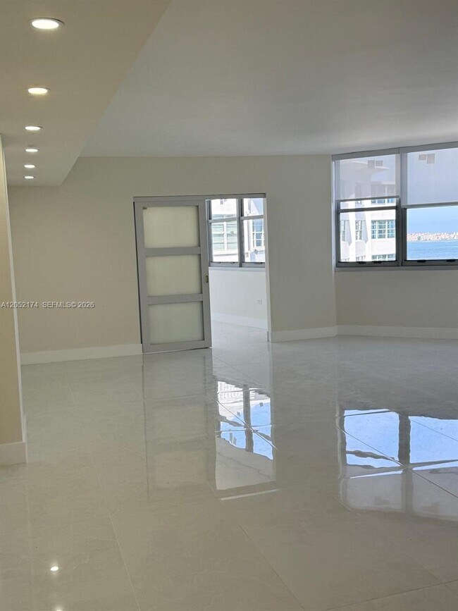 Building Photo - 999 Brickell Bay Dr