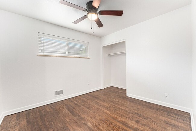 Building Photo - Discover comfort and convenience in this u...