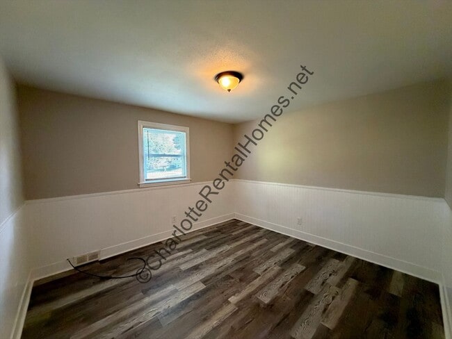 Building Photo - 2116 Tarlton Dr