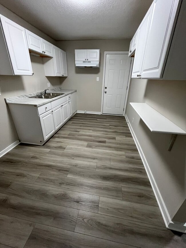 Building Photo - 2206 W Knox St