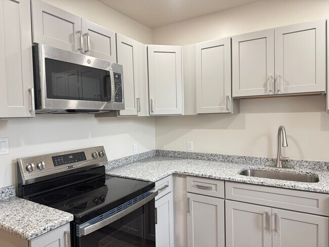 Building Photo - Newly Renovated 3 Bedroom 2 Bathroom Apartment in Prime Location - Washer/dryer in unit!
