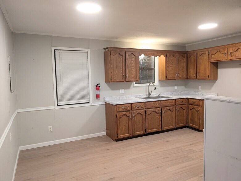 Building Photo - 200 E Jean St