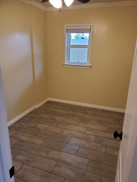 Building Photo - 421 N Ditmar St