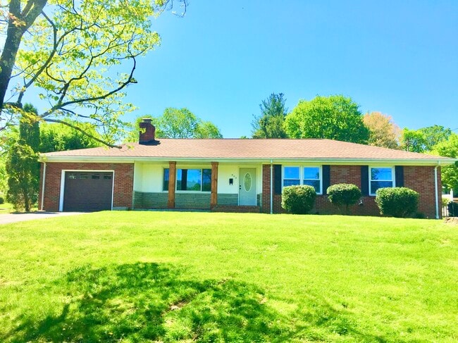 Building Photo - 802 Hillmoor Dr