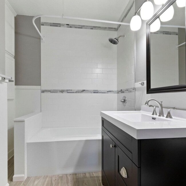 Building Photo - Large 4 bedrooms house near Macalaster