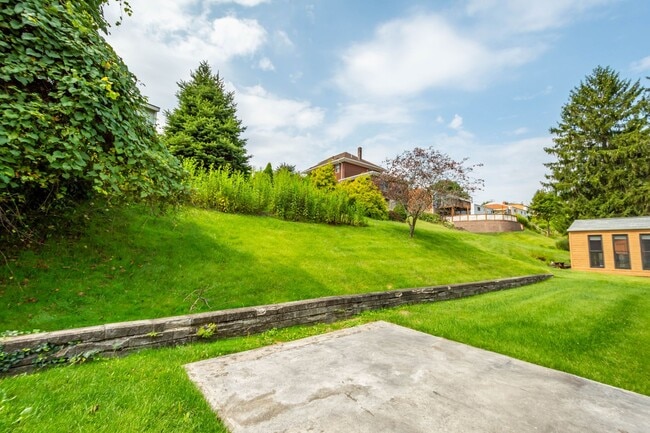 Building Photo - AVAILABLE OCT 1ST!! GORGEOUS 2 BEDROOM IN ...