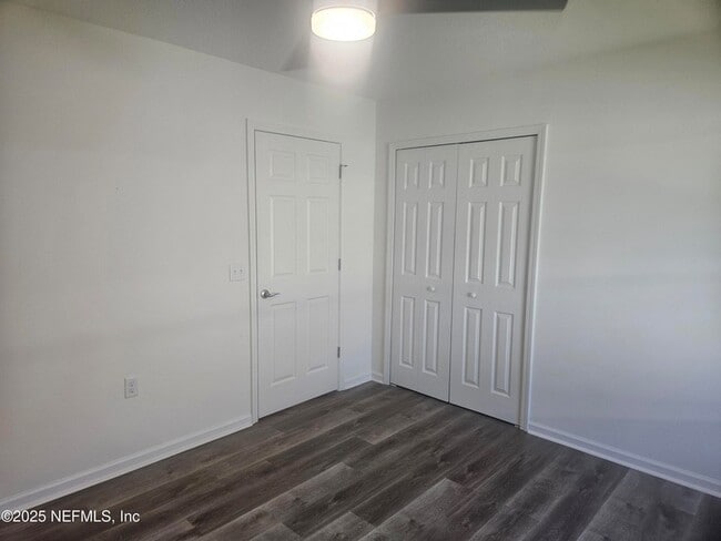 Building Photo - 840 W 10th St