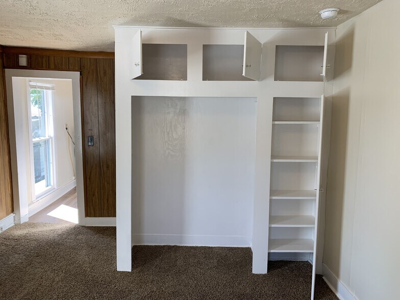 Building Photo - 833 Topeka