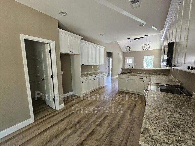 Building Photo - 305 Appian Dr