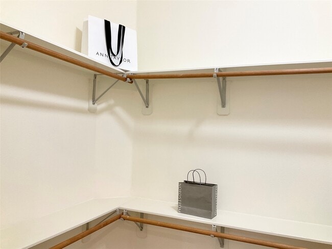 Building Photo - 186 N Valley Oaks Cir