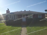 Building Photo - Huge 3 bedroom 1.5 bath house