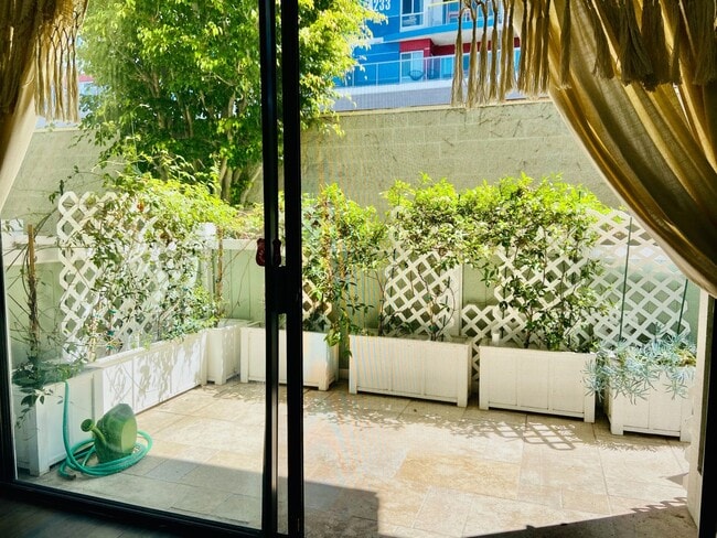 Building Photo - Gorgeous Venice Townhouse w/Upgrades Galore close to Beach+Canals w/Laundry+Garage+Pool