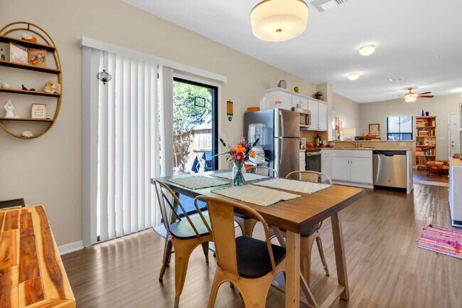 Building Photo - 522 Arthur St