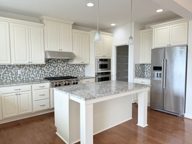 Building Photo - Beautiful 5-Bedroom Home with Mt. Rainier ...