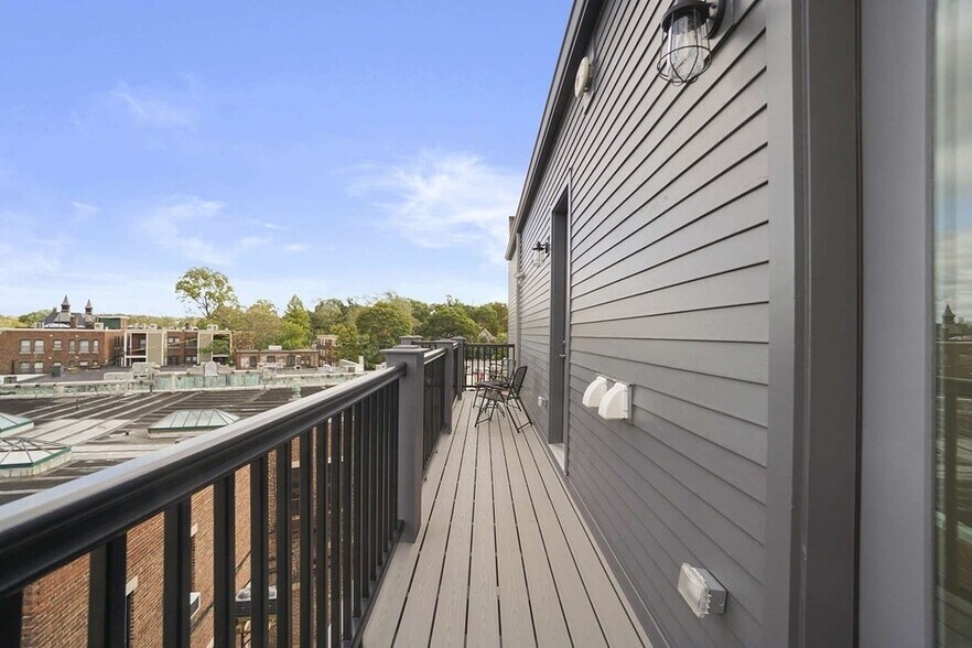 Balcony - 7 Burroughs St