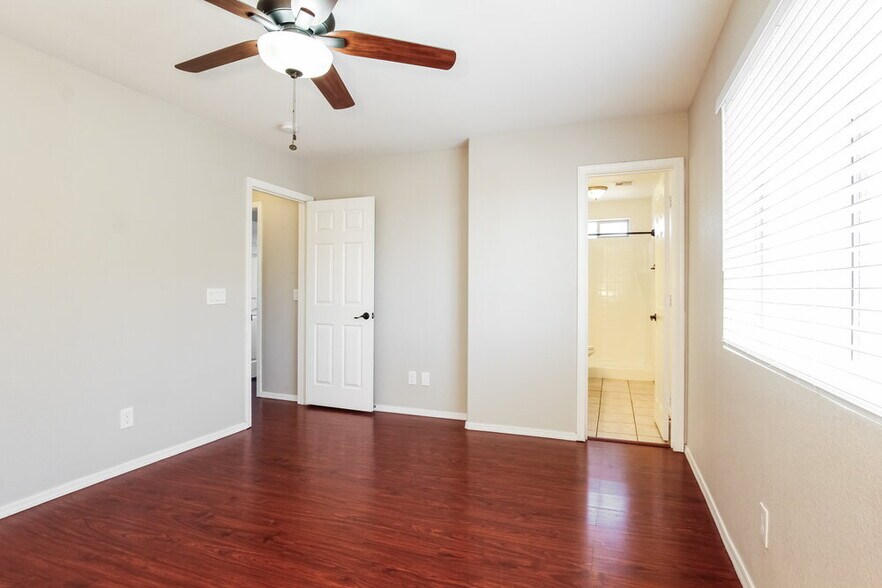Building Photo - 7210 S 8th Pl