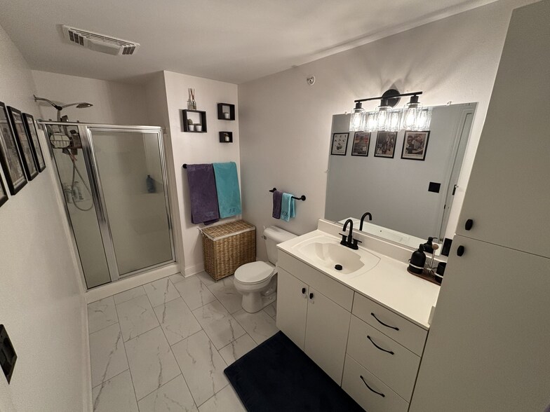 Building Photo - 1550 N Warren Ave