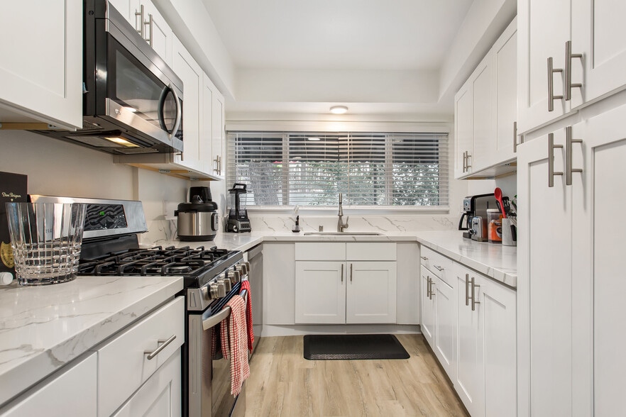 Kitchen - 1724 Rotary Dr