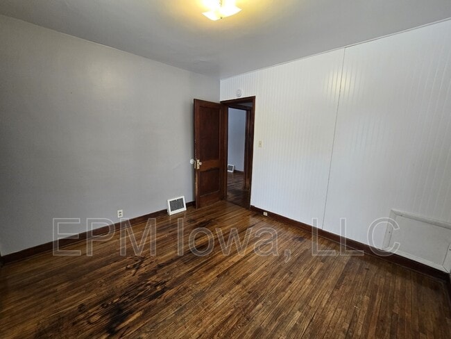 Building Photo - 401 Charles St