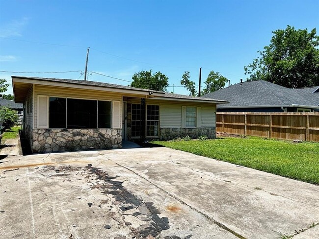 Primary Photo - 5009 Chennault Rd