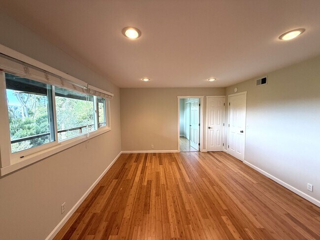 Building Photo - SPACIOUS  FOUR BED / THREE BATH SAN RAFAEL...