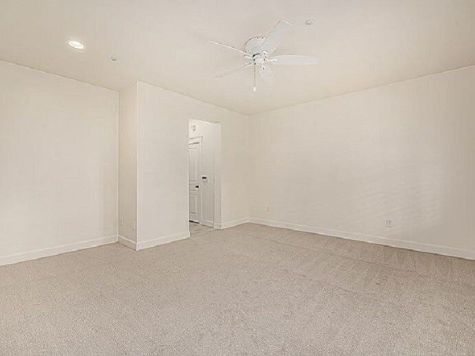 Building Photo - 122 W Cottage Ln