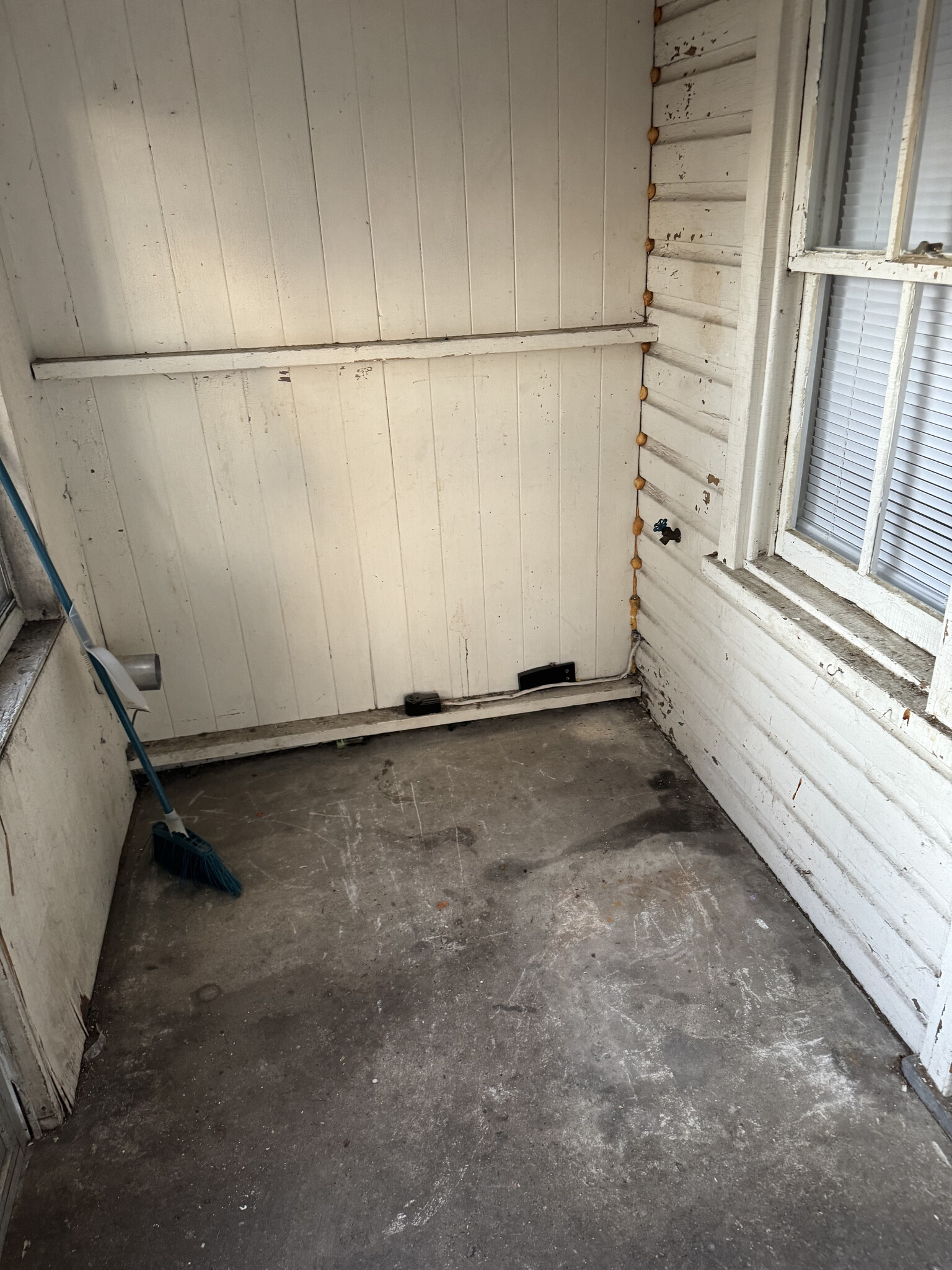 Covered rear porch. Dryer hookup. - 321 Lincoln Way W