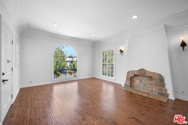 Building Photo - 123 S Orange Dr