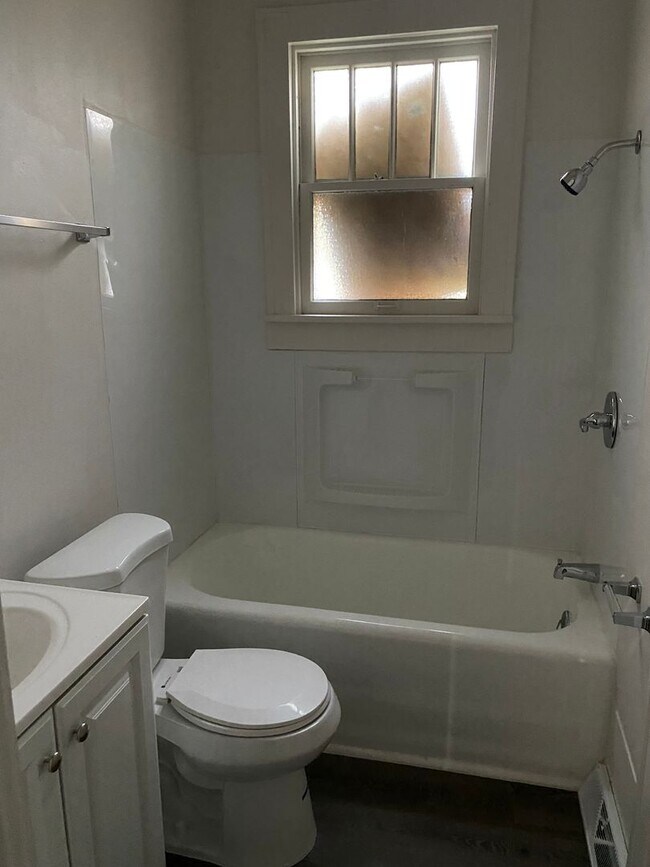 Building Photo - LIMITED TIME**NO APPLICATION FEE**1/2 OFF ...