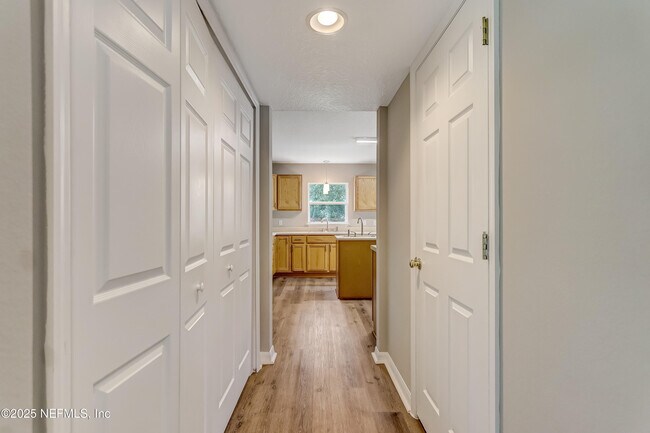Building Photo - 172 King Arthur Ct