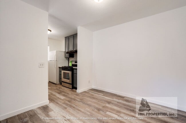 Building Photo - Beautifully Remodeled Unit Available Now!
