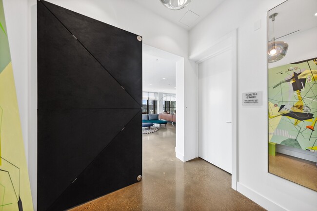 Building Photo - 900 W Washington Blvd