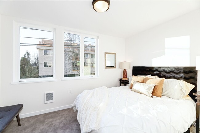 Building Photo - West Seattle Townhome w/ Rooftop Deck, Par...