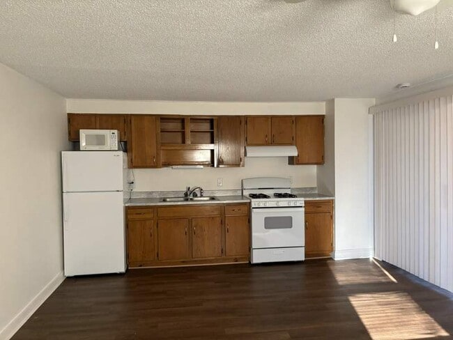 Building Photo - 10 Pine Path Ln