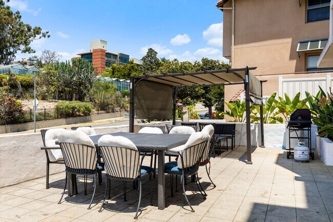 Building Photo - 832 Hilgard Ave