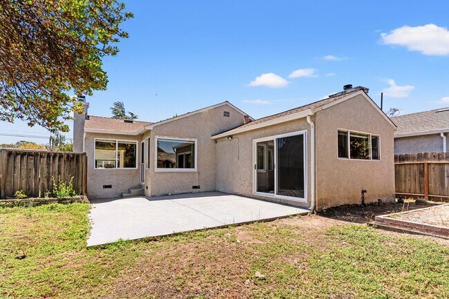Building Photo - 867 Via Mariposa