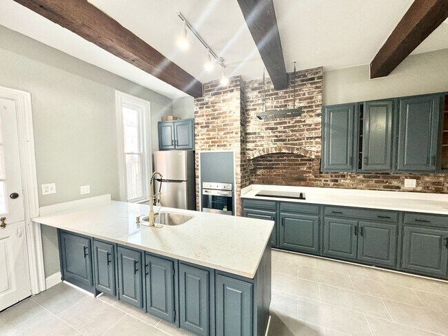 Building Photo - renovated 4 bedroom and 2 bathroom townhouse