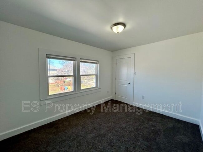 Building Photo - 2960 N Park Ave