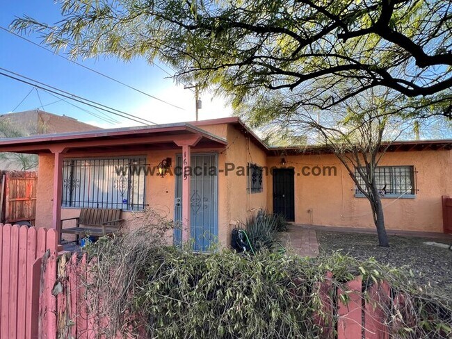 Building Photo - Quaint Two Bedroom