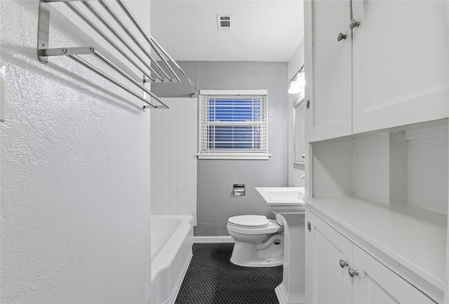 Building Photo - 1814 Chantilly Ln