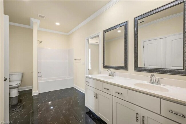 Building Photo - Luxurious Living In Sought After Sherwood ...