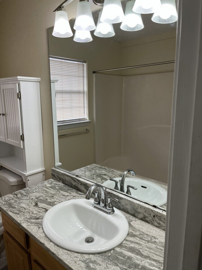 Building Photo - 824 Stonegate Ct