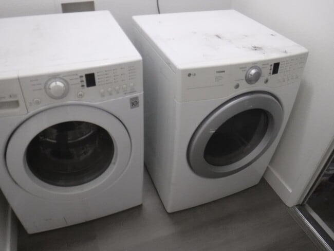 Building Photo - CUTE 2 BEDROOM/2 BATH HOME WITH FENCED IN ...