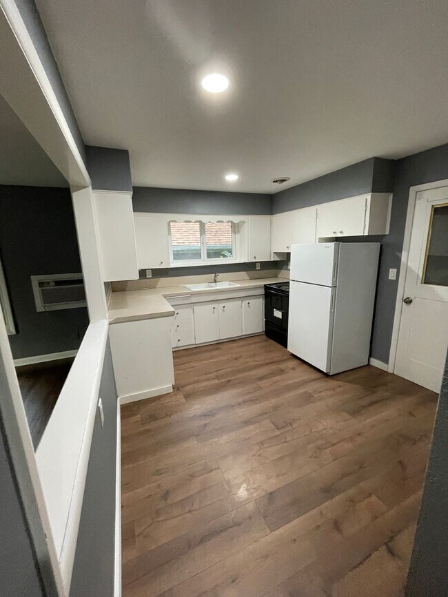Building Photo - 651
