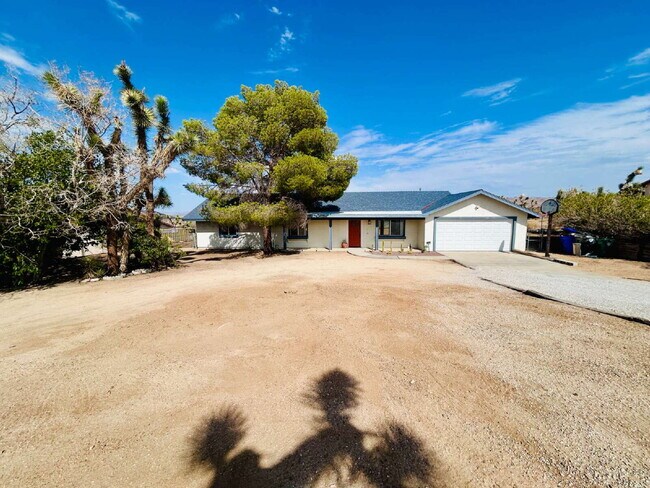 Building Photo - Beautiful 4 Bedroom House for rent in South Joshua Tree