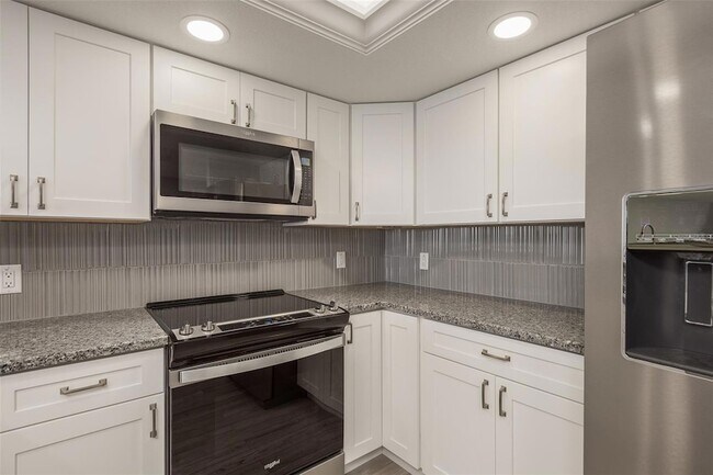 Building Photo - 6035 Sea Ranch Dr