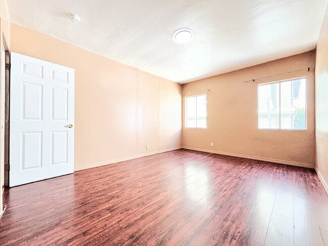 Building Photo - 2511 Ganahl St