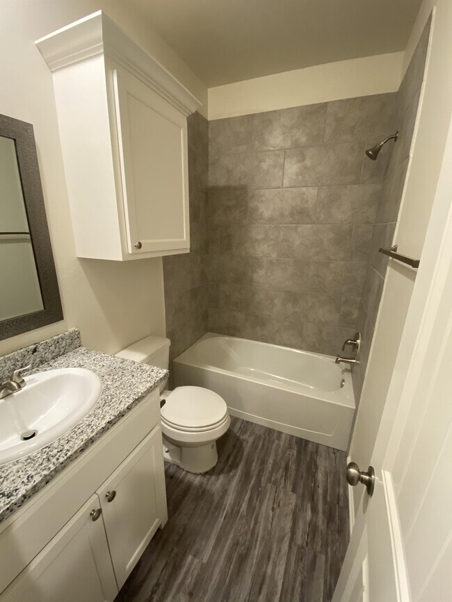 Building Photo - 2424 Alta Vista Ln