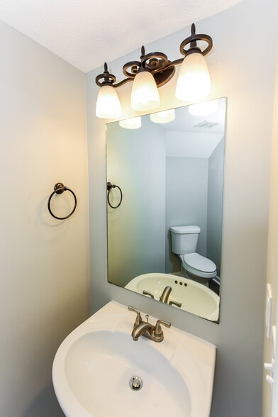 Building Photo - 1910 Lawndale Dr