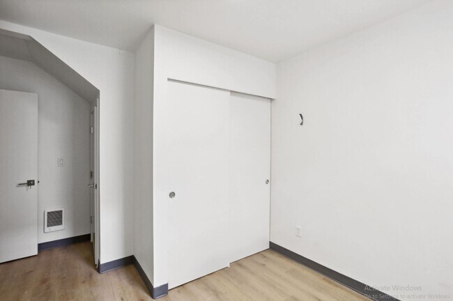 Building Photo - Spacious Townhome – Husky now leasing!